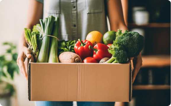 箱いっぱいに野菜が入っている写真