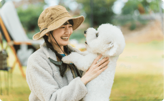 犬が抱っこされている写真